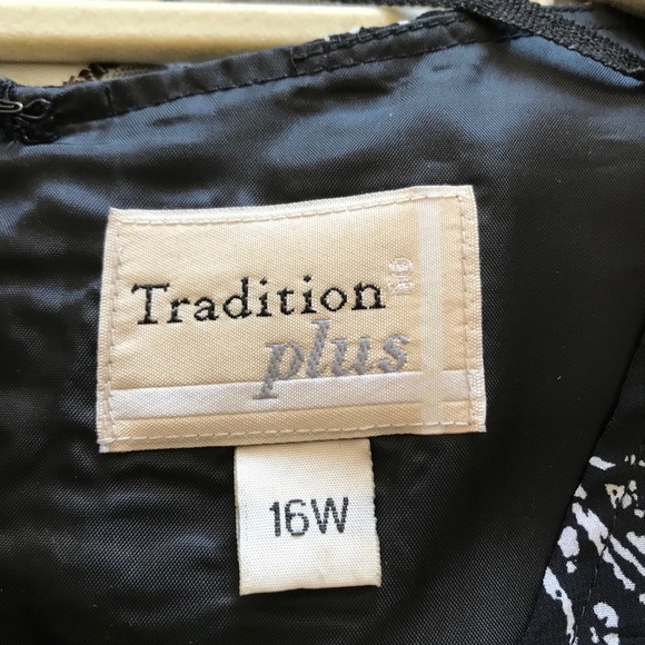 Maxi-Length Black Print Dress - Picture 6 of 7